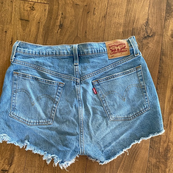 Never worn 501 Levi shorts light wash - Picture 2 of 3
